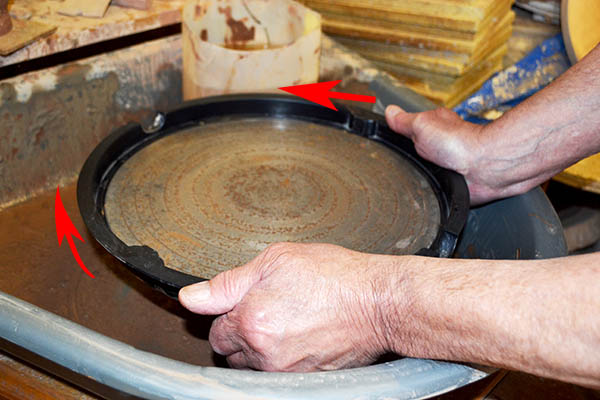 How to fit a bat retainer on a potters wheel